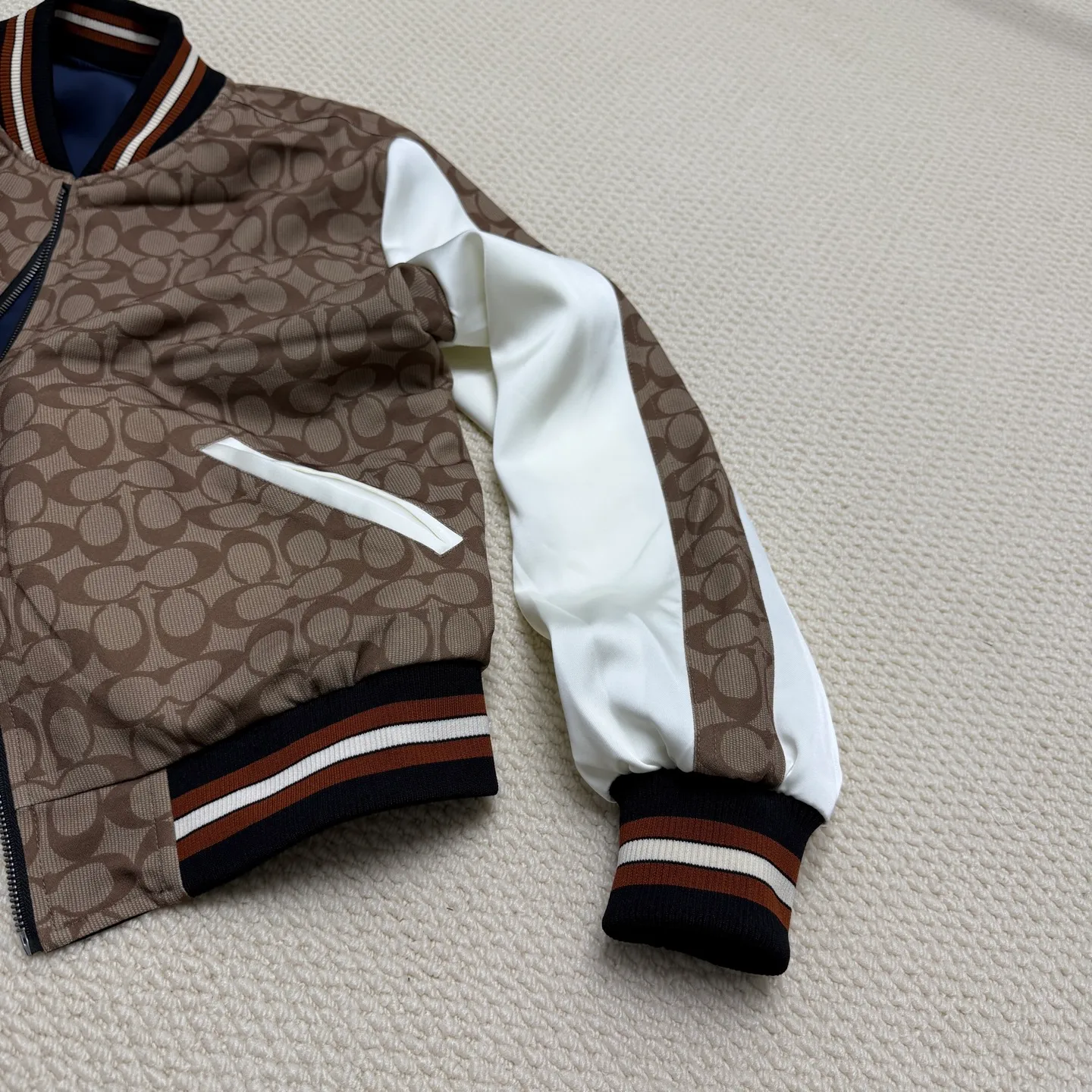 Provide one piece of clothing for two wears! COACH New Arrival women's jacket is here. Kou's New Arrival embroidered reversible baseball jacket for women. Super beautiful reversible baseball jersey. Produced by a major trading factory. Excellent quality. The quantity is not large, only about 500 pieces. But it's also very fragrant. One side is made of high-weight Navy Blue satin fabric. This fabric is absolutely amazing. Ordinary satin fabrics on the market are either soft and shapeless. Or the texture is rough and not delicate enough. The more delicate the fabric, the higher the fabric requirements. The fabric woven with forty-eight double yarns and three yarns is not only as delicate as Dove chocolate. And just hanging it flat there is very classy. I have tried it countless times and there is absolutely no snagging. The grass embroidery on the front chest can be said to be very three-dimensional. Perfectly complementing each other. Wearing it on the reverse side is a combination of color-blocked C all-over print and satin fabric. Classic is revealed in a low profile. All sizes available in complete packaging. Size: S-L (reversible) Color: Navy Blue (presbyopia reversed) (Material: polyester fiber) S size: length 59CM, bust 120CM, shoulder raglan (raglan) 72CM, reference weight 90-105 catties M size: length 61CM, bust 124CM, shoulder raglan (raglan) 74CM, reference weight 105-115 catties L size: length 63CM Bust 128CM, shoulder sleeves (raglan) 76CM, reference weight 115-130 catties
